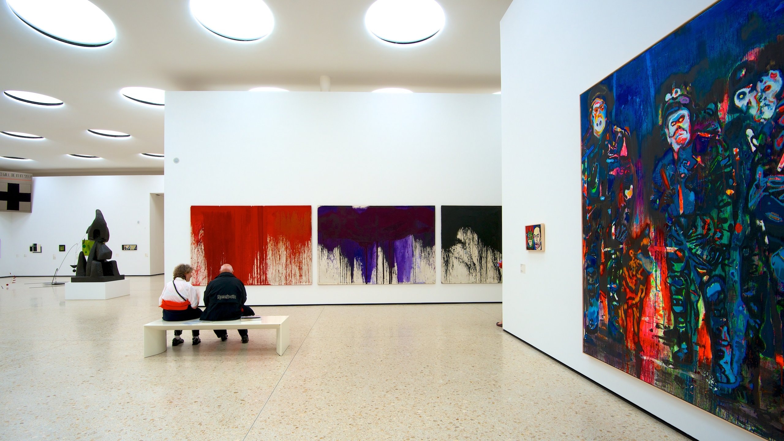 Museo de Städel mostrando vistas interiores y arte y también una pareja