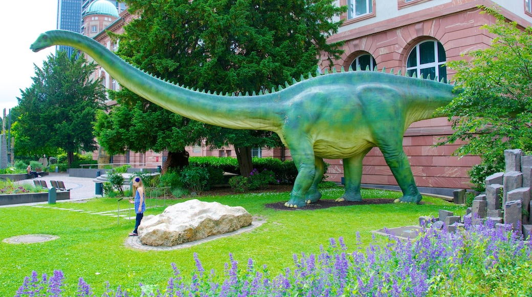 Museo Senckenberg que incluye una ciudad y flores y también un niño