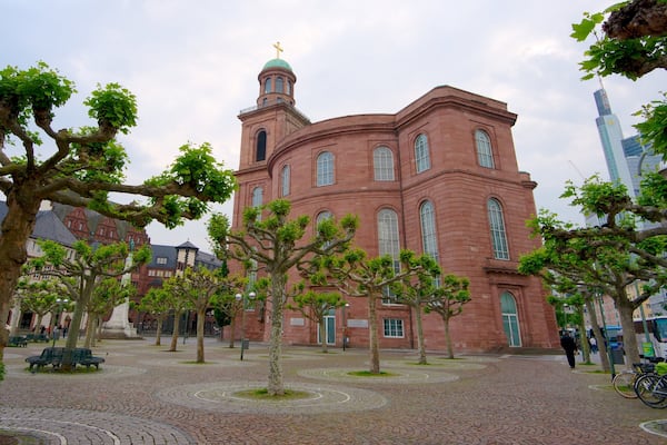 Paulskirche das einen Kirche oder Kathedrale, religiöse Elemente und StraĂenszenen