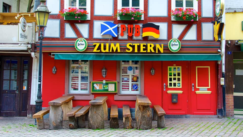 Sachsenhausen que inclui cenas de rua, um bar e sinalização