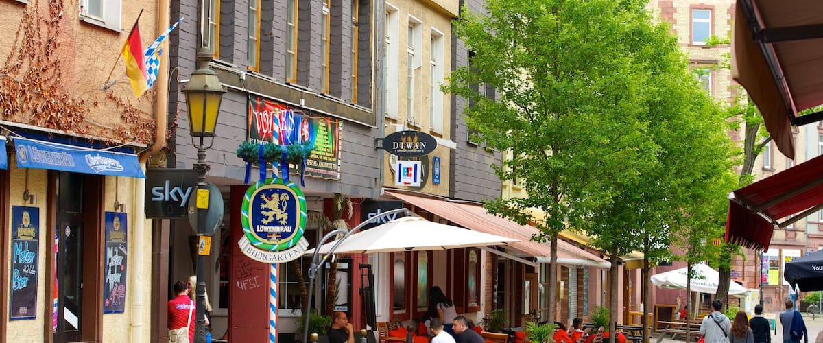 Sachsenhausen showing street scenes, outdoor eating and signage