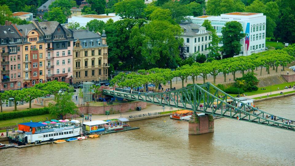 Fráncfort ofreciendo un puente y una ciudad