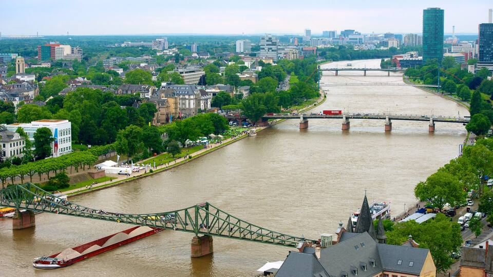 Fráncfort ofreciendo un puente, un río o arroyo y una ciudad