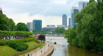 Fráncfort que incluye un río o arroyo y una ciudad