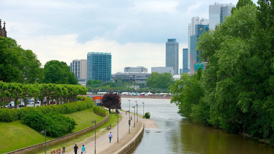 Fráncfort ofreciendo una ciudad y un río o arroyo