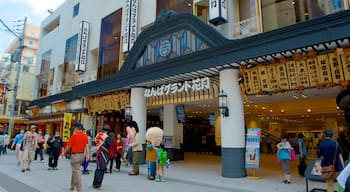 Teatro Namba Grand Kagetsu mostrando una ciudad, señalización y imágenes de calles