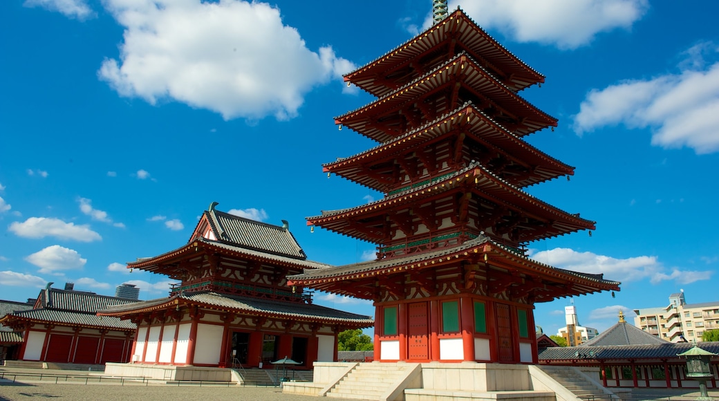 Shitennoji Temple showing skyline, religious aspects and a temple or place of worship