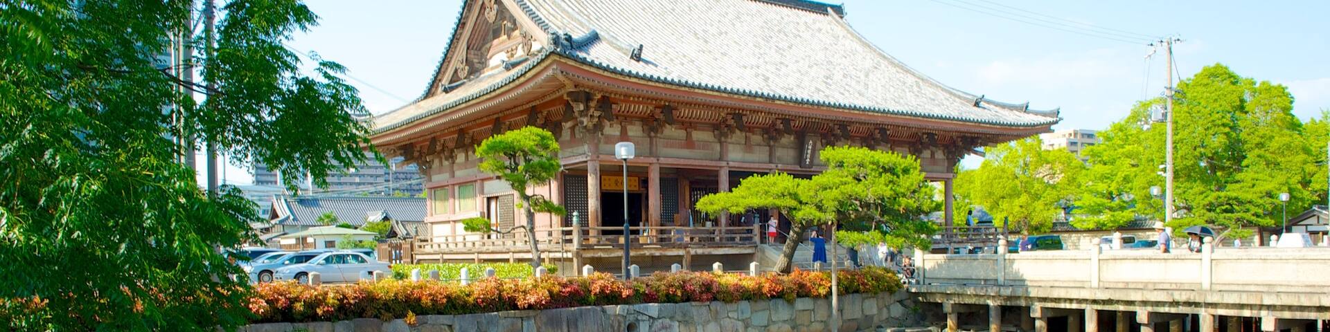 Shitennoji Temple featuring a park, religious aspects and a pond