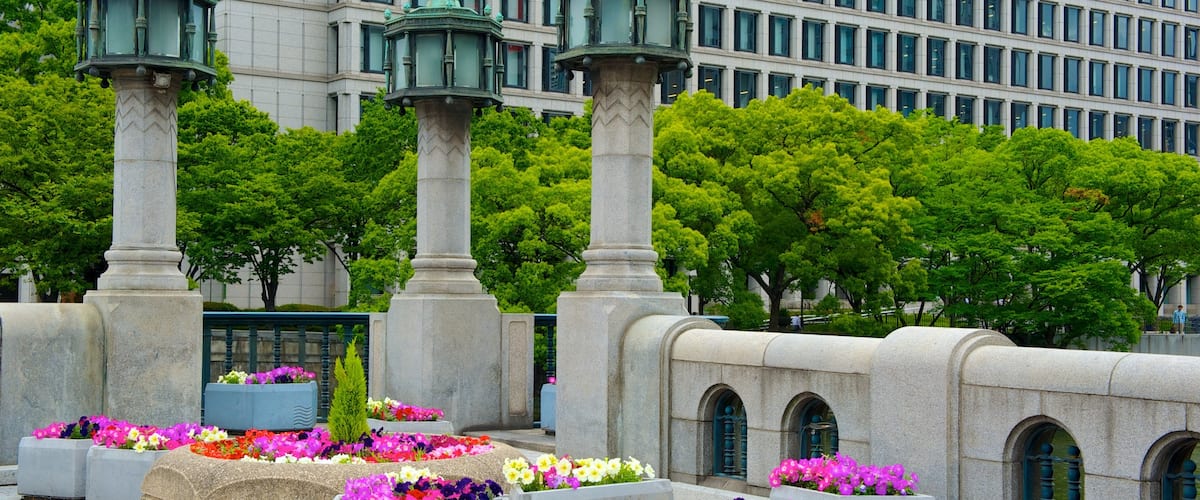 Nakanoshima Park which includes a city, a garden and flowers