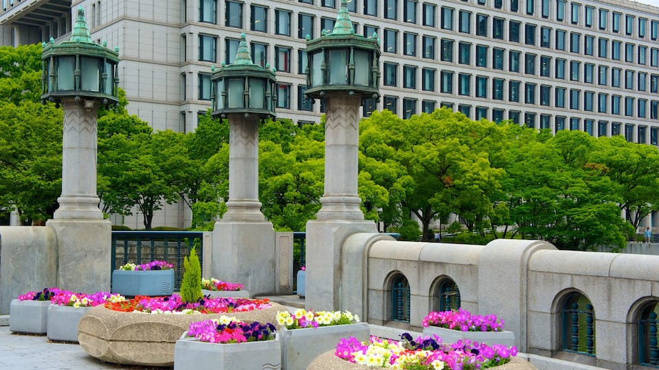 Parque de Nakanoshima que inclui um jardim, flores e uma cidade