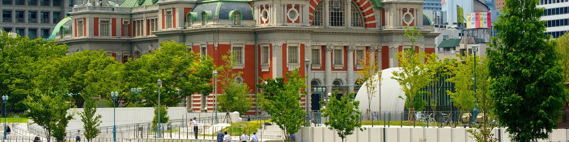 Nakanoshima Park which includes a garden, a city and heritage architecture
