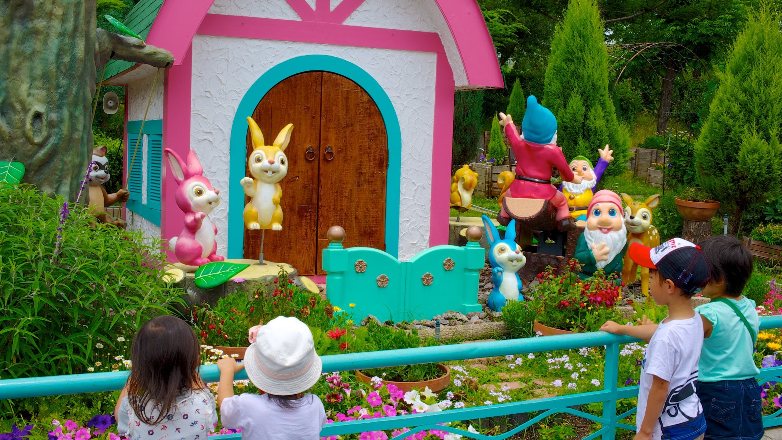Tennoji Zoo which includes outdoor art, a park and zoo animals