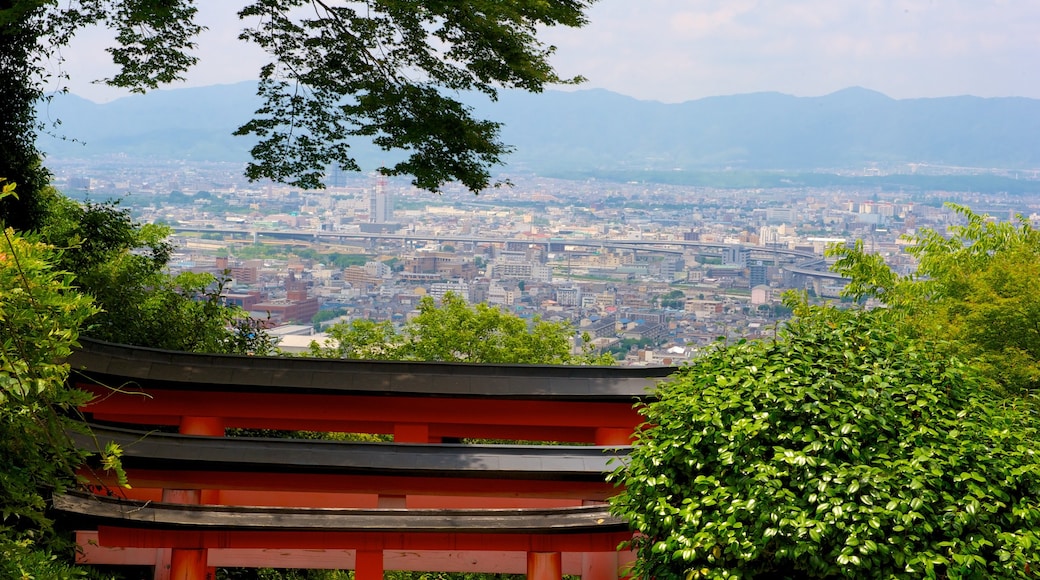 Fushimi Inari Shrine inclusief een tempel of gebedshuis, religieuze aspecten en een stad