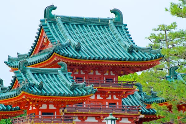 Heian-Schrein welches beinhaltet Tempel oder AndachtsstÀtte, religiöse Aspekte und historische Architektur