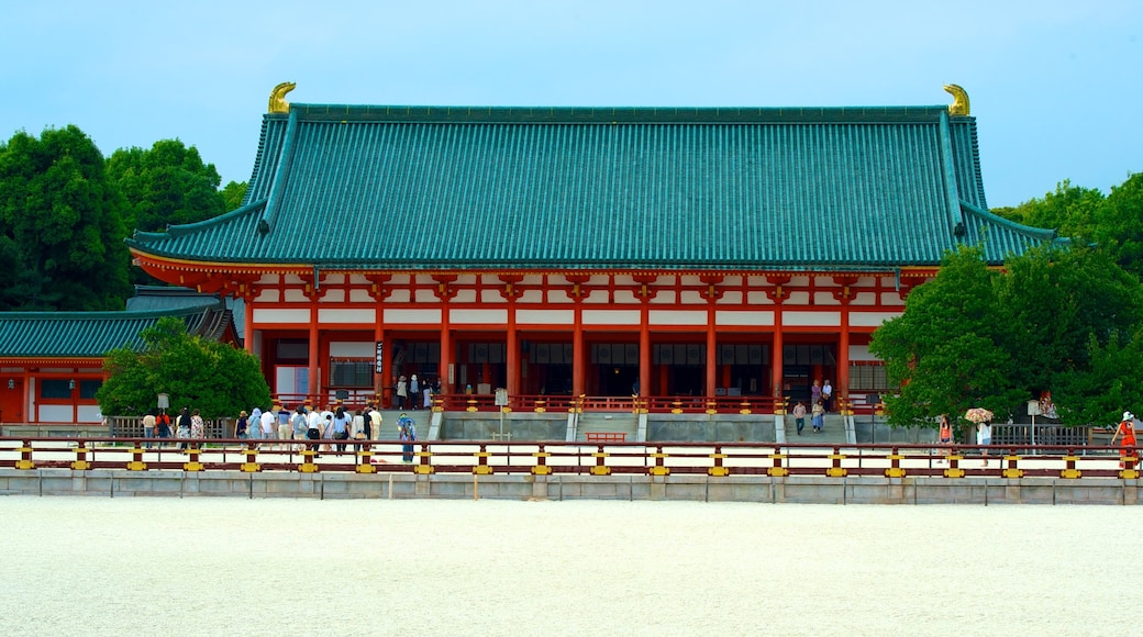 Heian Shrine showing street scenes, heritage architecture and a temple or place of worship