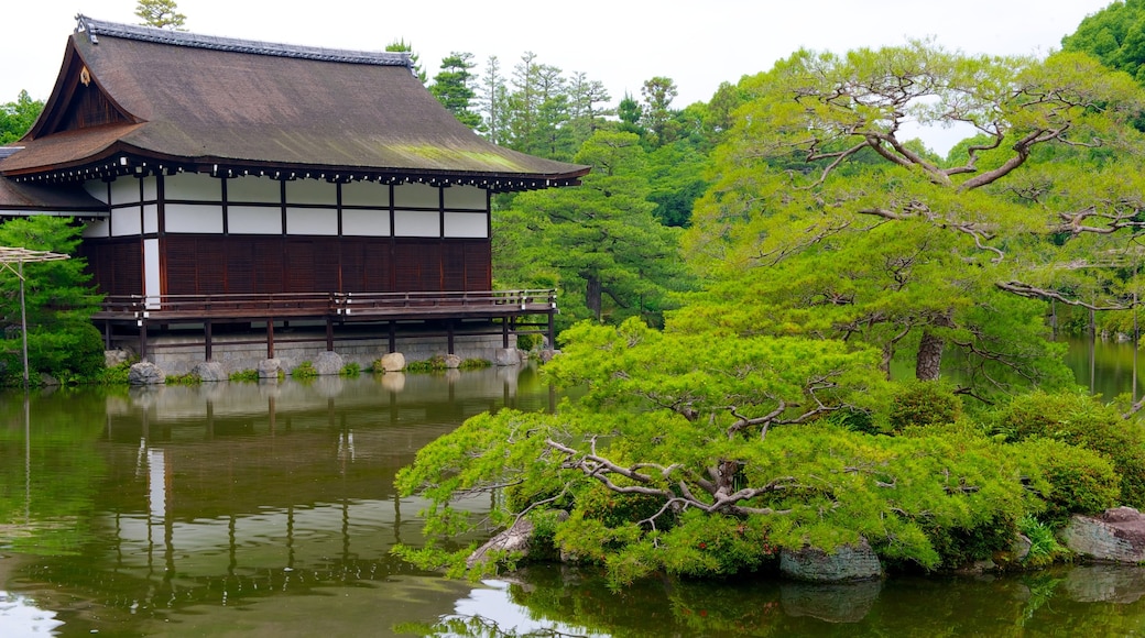 Santuario de Heian mostrando un templo o lugar de culto, elementos religiosos y un estanque