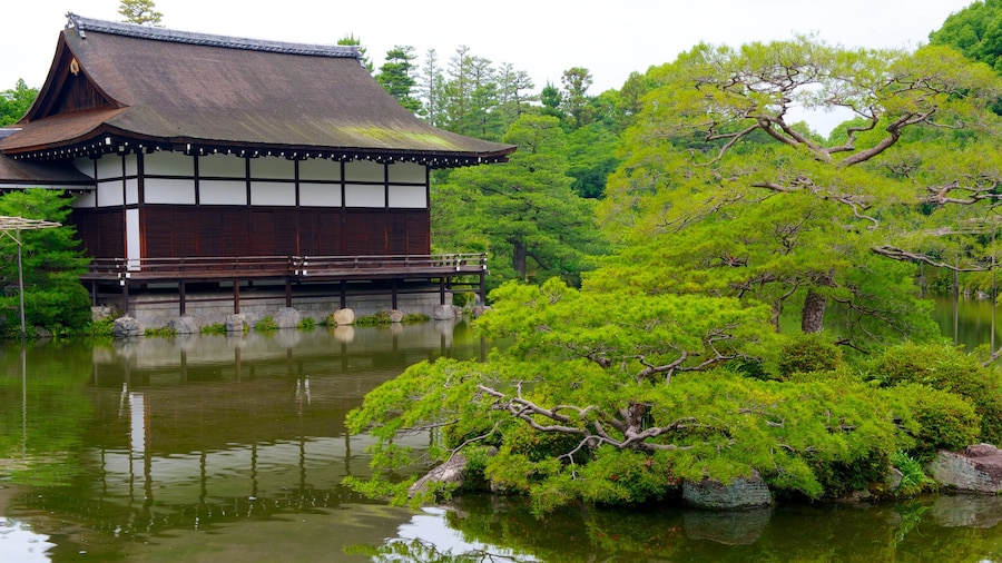 Heian Shrine showing a pond, a temple or place of worship and religious aspects
