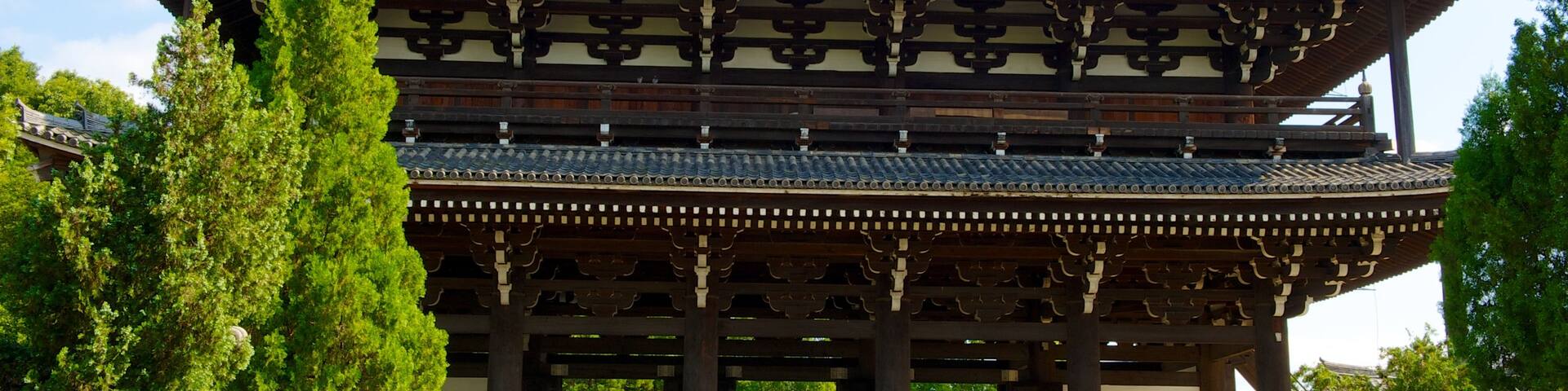 Tofukuji Temple which includes religious aspects, a temple or place of worship and heritage architecture