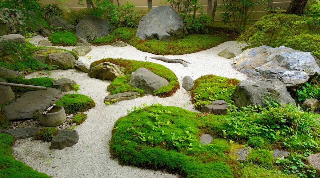 Eikando Temple featuring a temple or place of worship, a park and religious aspects