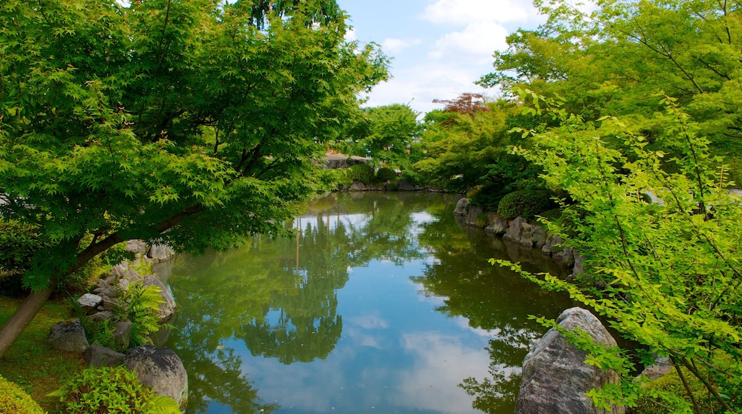 Toji Temple featuring a garden, religious aspects and a pond