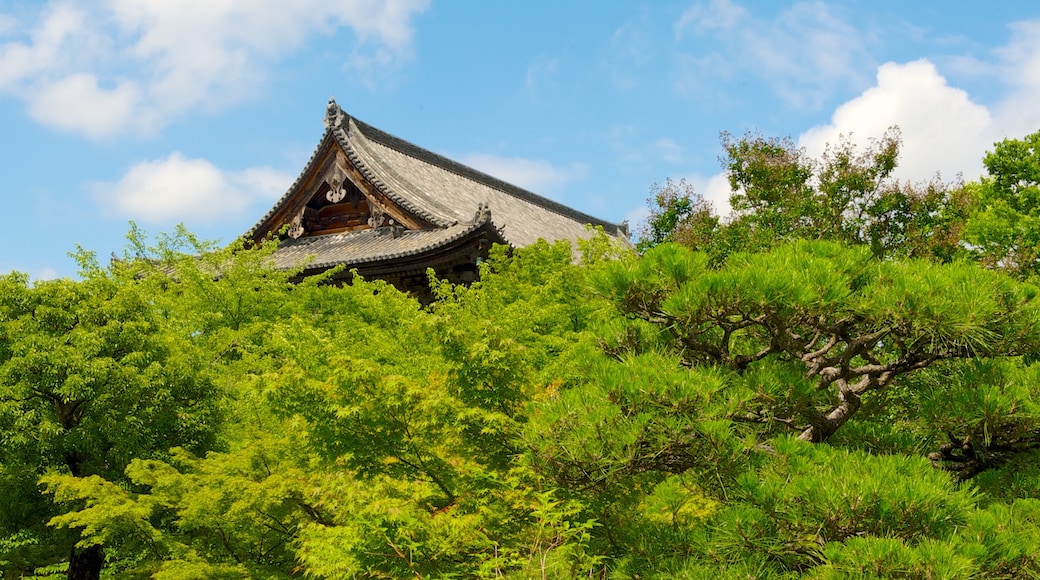 Toji Temple showing religious elements and a temple or place of worship