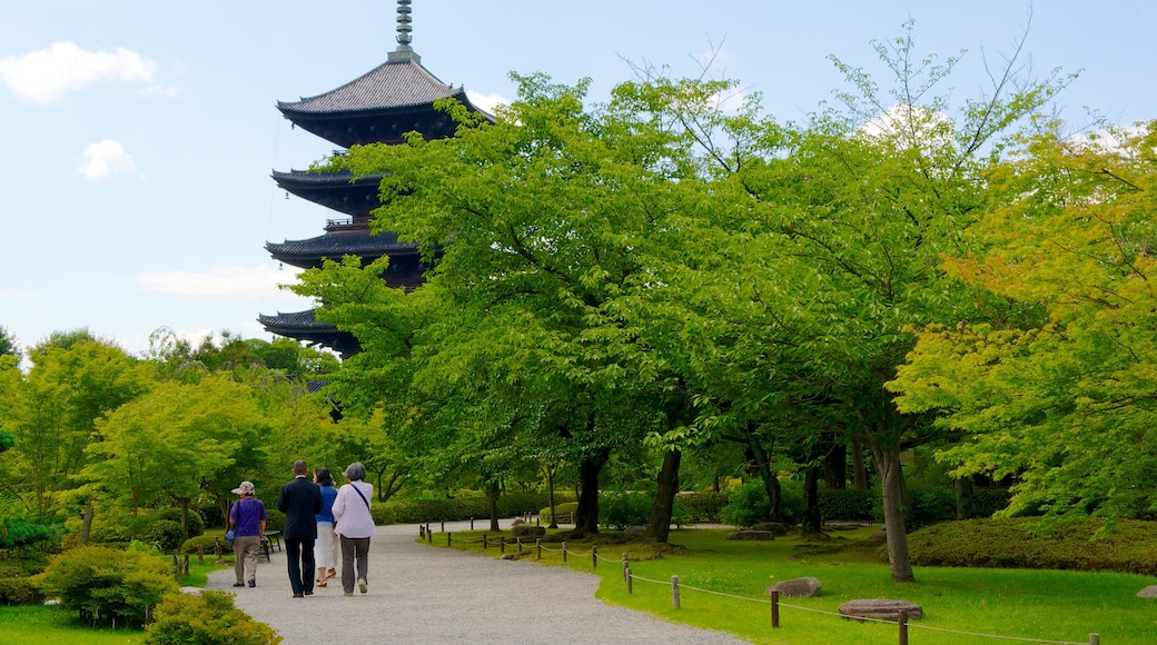 Toji-templet som visar historisk arkitektur, religiösa element och en park