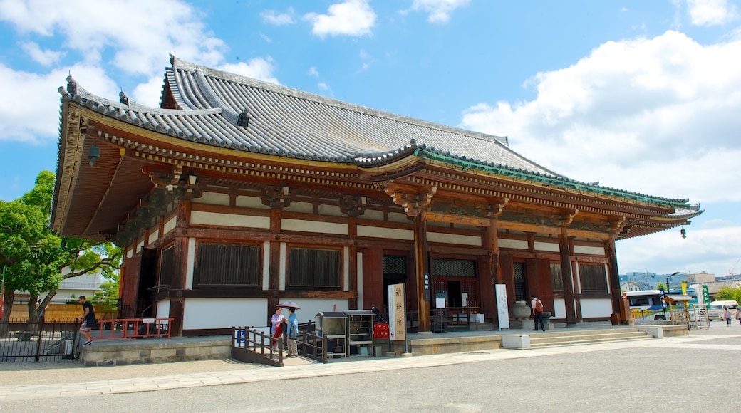 Toji Temple which includes street scenes, a temple or place of worship and heritage architecture
