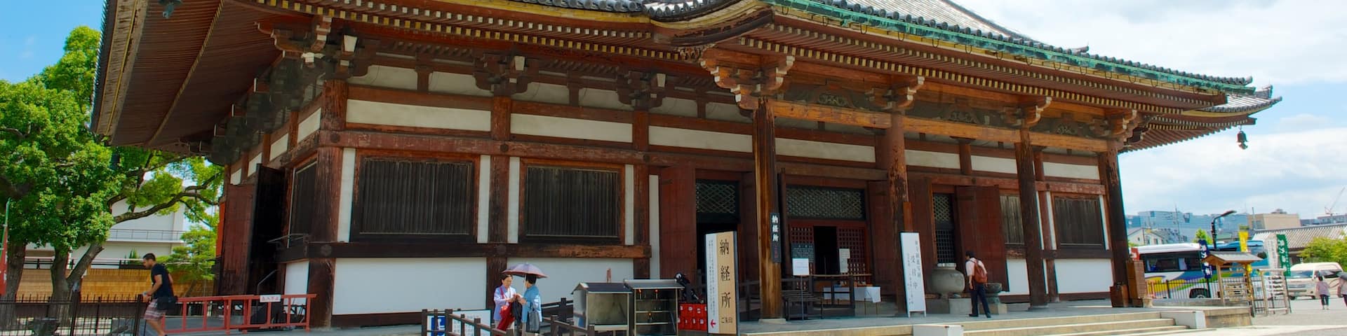 Toji Temple showing street scenes, a temple or place of worship and heritage architecture
