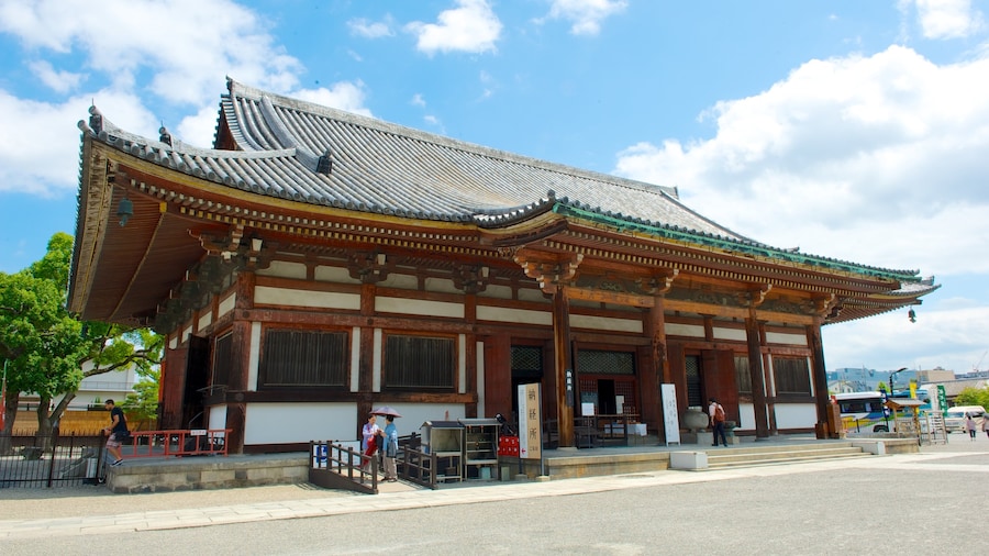 Tempio Toji che include architettura d\'epoca, strade e tempio o luogo di culto