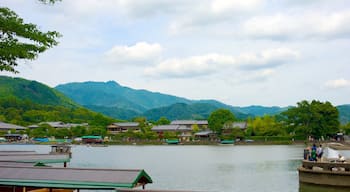 Kyoto mit einem Fluss oder Bach und Berge