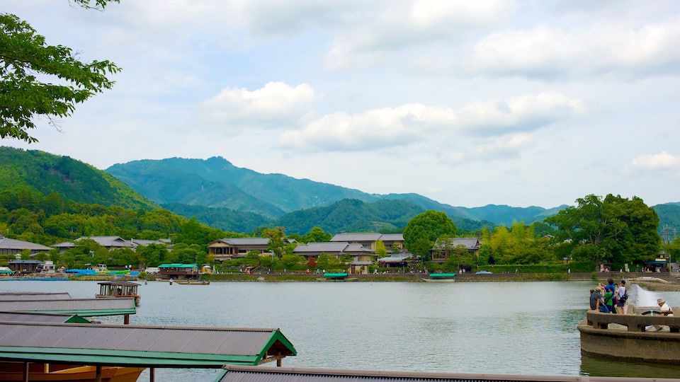 Kyoto caratteristiche di montagna e fiume o ruscello