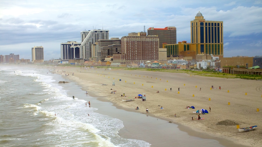 Atlantic City Boardwalk presenterar en stad, en sandstrand och en kuststad