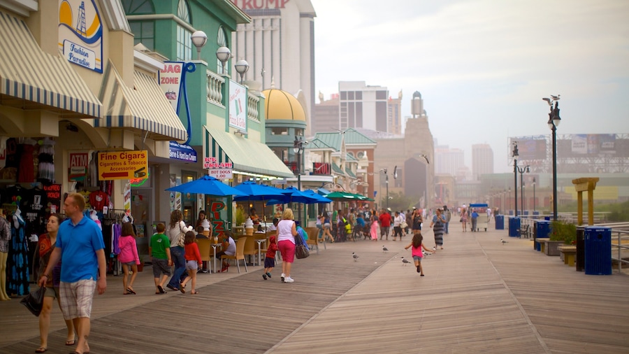 Camino a lo largo del mar de Atlantic City mostrando una ciudad y escenas cotidianas y también un grupo grande de personas