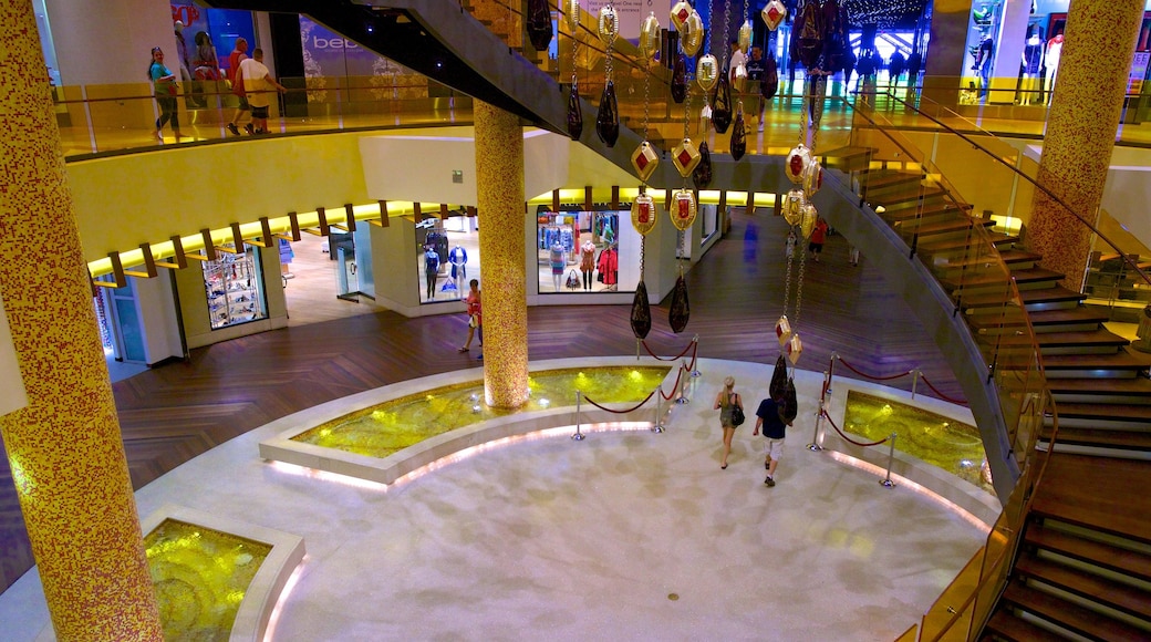 Pier Shops at Caesars mostrando vistas interiores y compras