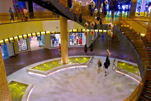 Pier Shops at Caesars qui includes shopping et vues intérieures