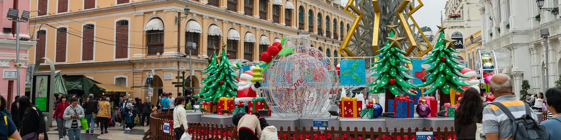 Senado Square which includes street scenes and a city