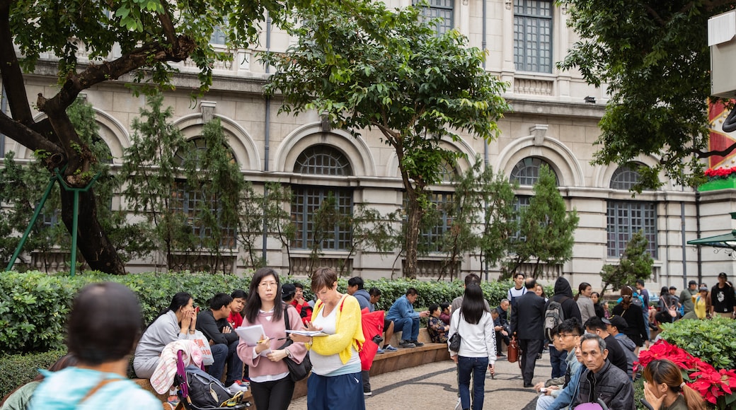 Senado Square showing street scenes and a park