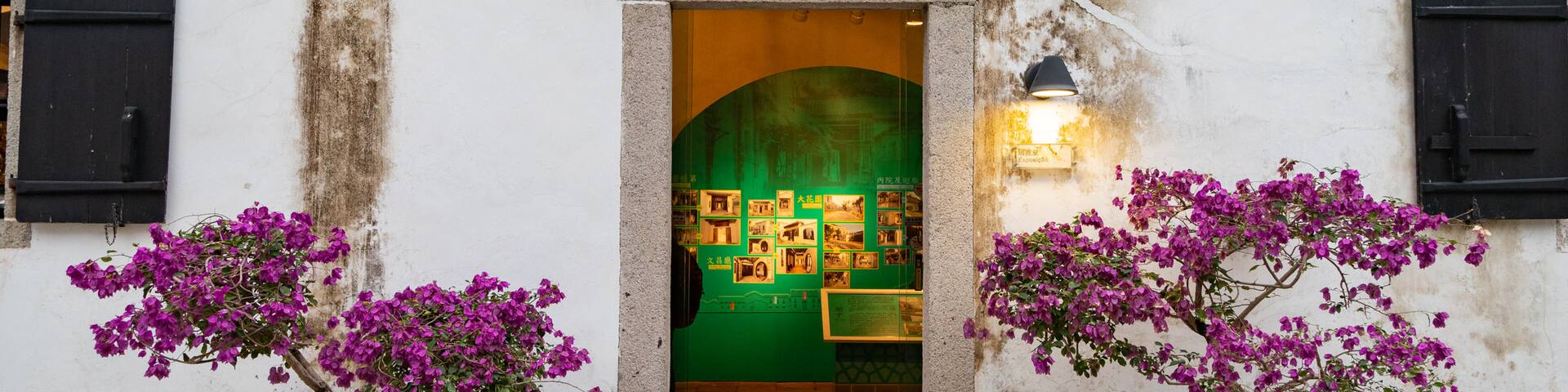 Mandarin\'s House showing flowers and heritage elements