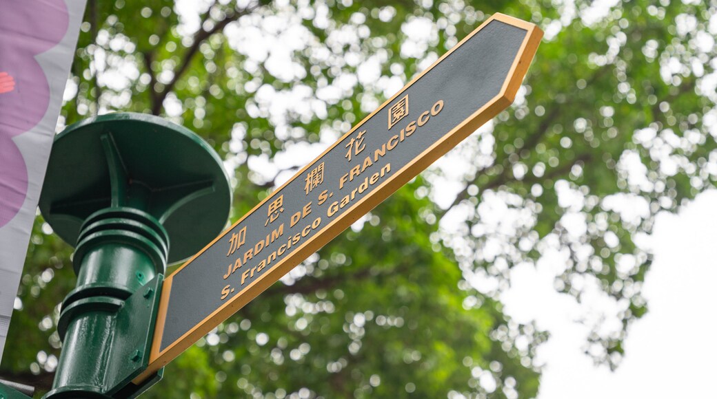 Jardim do Sao Francisco which includes signage