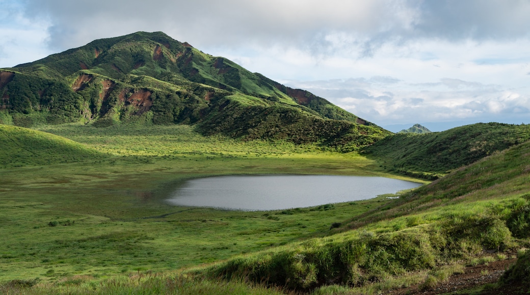 Yufuin showing tranquil scenes, a lake or waterhole and landscape views