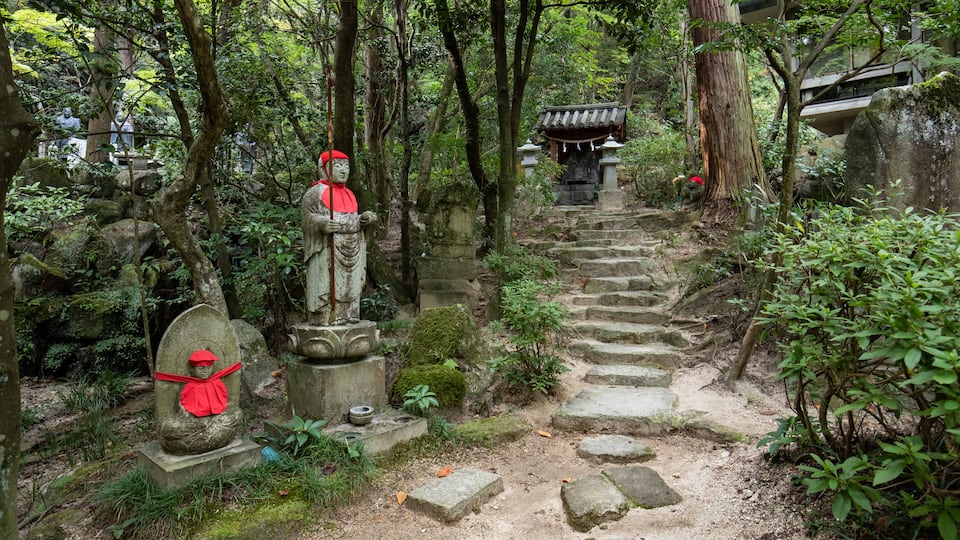 Hiroshima showing heritage elements and a garden