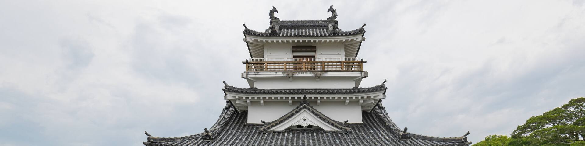 Oita showing heritage elements as well as a small group of people