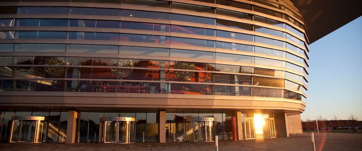 København som viser moderne arkitektur og en solnedgang