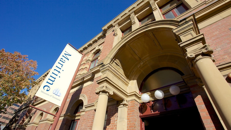 Maritime Museum of Tasmania showing street scenes