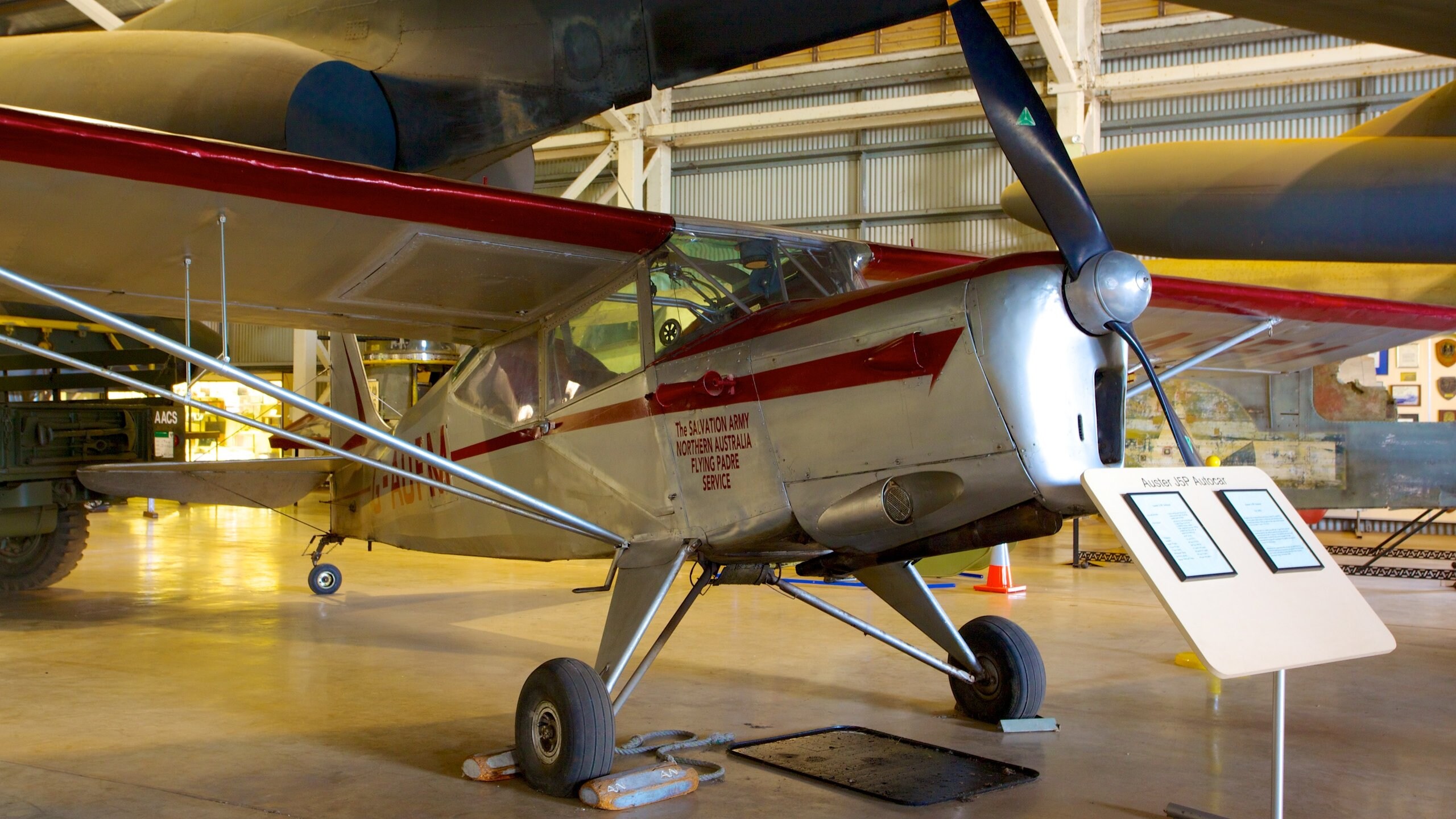 Australian Aviation Heritage Centre mettant en vedette vues intérieures et avion