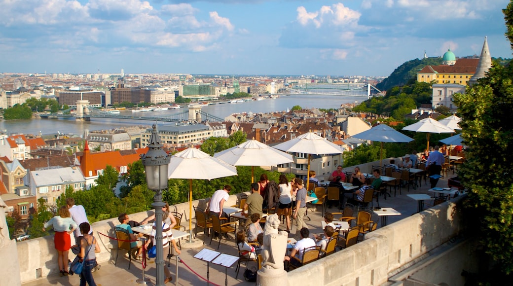 Castello di Buda mostrando mangiare all\'aperto e città cosi come un grande gruppo di persone