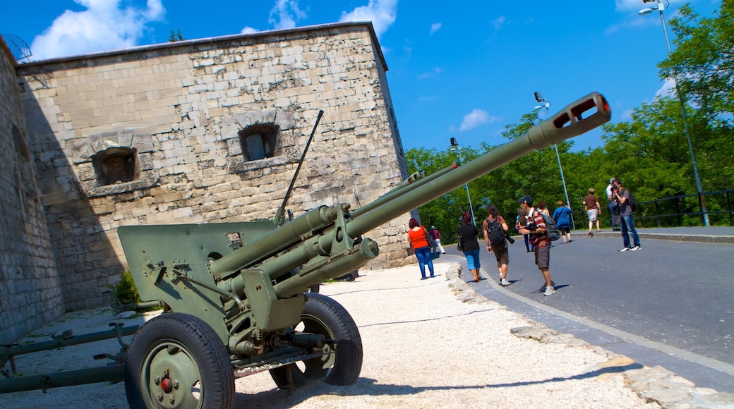 Cittadella che include esercito cosi come un grande gruppo di persone