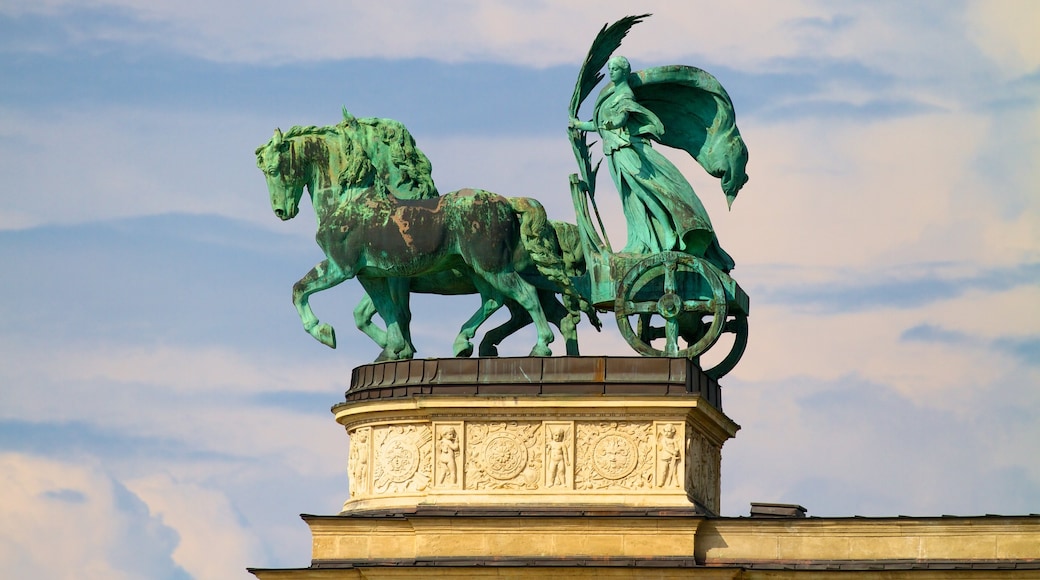 Piazza degli eroi che include statua o scultura, oggetti d\'epoca e piazza