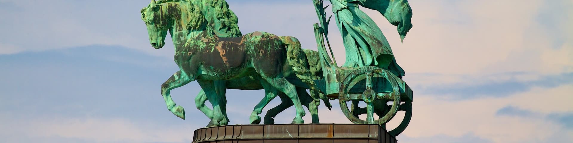 Heroe\\\'s Square featuring a square or plaza, heritage elements and a statue or sculpture