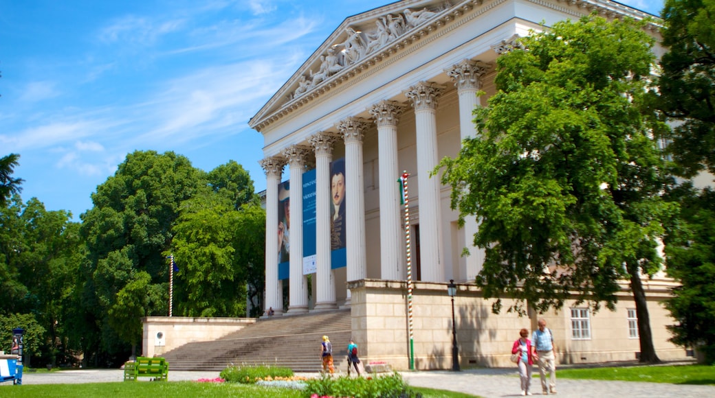 Ungarisches Nationalmuseum mit einem Straßenszenen